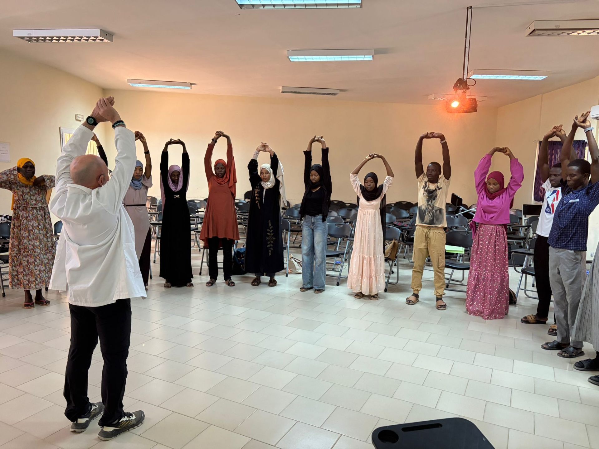 Atelier de détente animé par Gilles Dallest avec des étudiantes et étudiants en soins à Ziguinchor